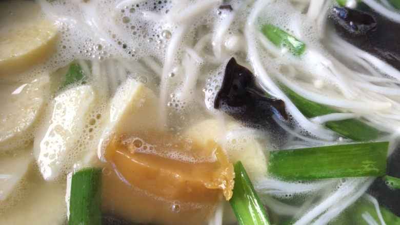 金针菇豆腐煲,因为汤水不是很多,就只放半盒。