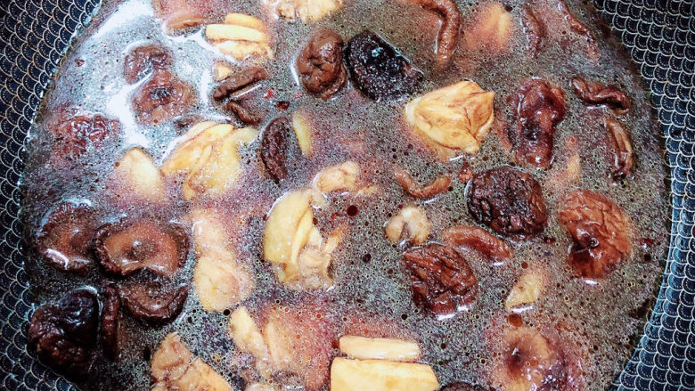 香菇炖鸡腿,加入开水,中火慢炖20分钟。