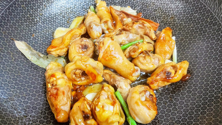 香菇炖鸡腿,翻炒出香味