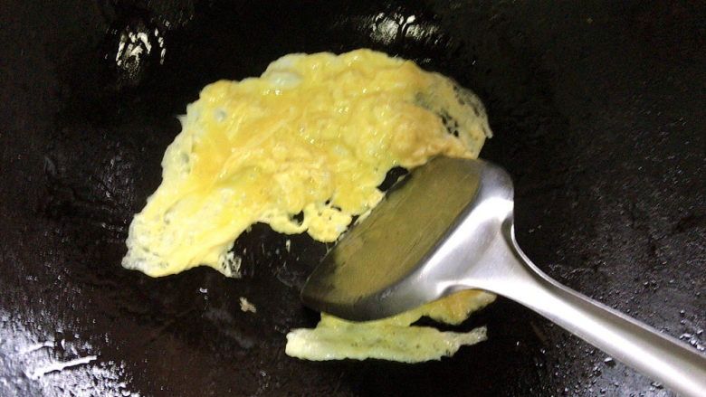 蚕豆炒鸡蛋,锅烧热油,先将鸡蛋打散成鸡蛋液滑炒均匀,盛出待用。