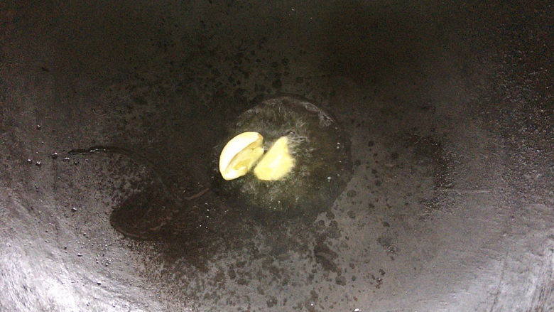 蚕豆炒鸡蛋,锅烧热油,加蒜瓣爆炒出香味