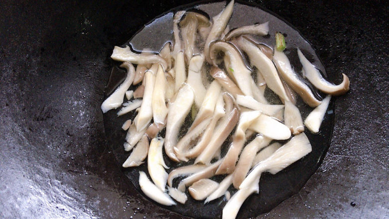 平菇鸡蛋汤,加入平菇翻炒,而后加入适量清水