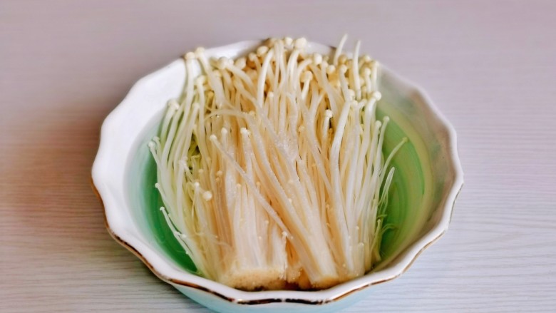 金针菇豆腐煲,<a style='color:red;display:inline-block;' href='/shicai/ 234'>金针菇</a>去根,洗净撕小朵,加盐泡十分钟。