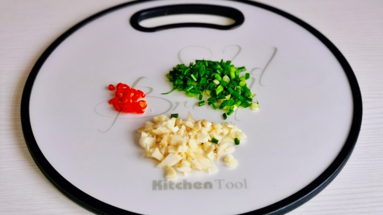 金针菇豆腐煲,葱蒜去皮切好,<a style='color:red;display:inline-block;' href='/shicai/ 62'>辣椒</a>切段。