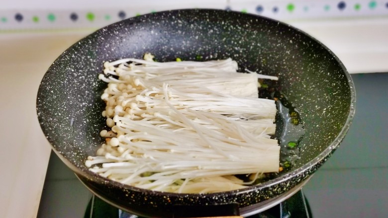 金针菇豆腐煲,加入<a style='color:red;display:inline-block;' href='/shicai/ 705'>豆瓣酱</a>,再加金针菇。