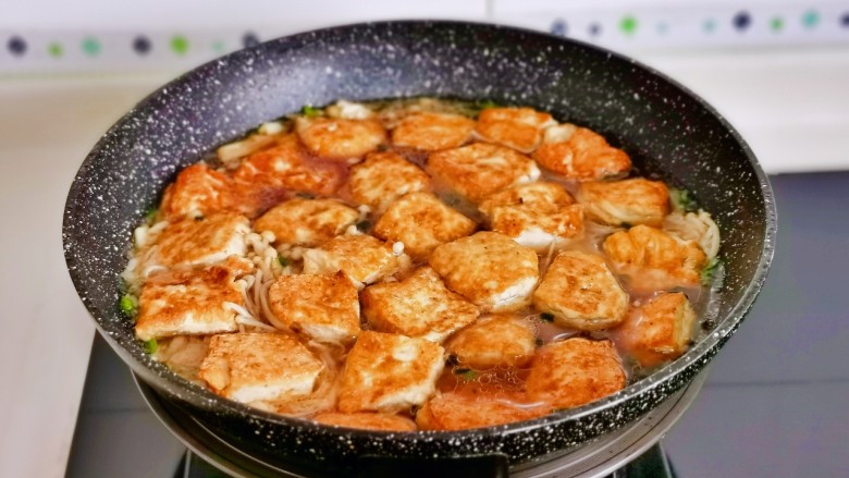 金针菇豆腐煲,加入一小碗纯净水,豆腐摆在上面。