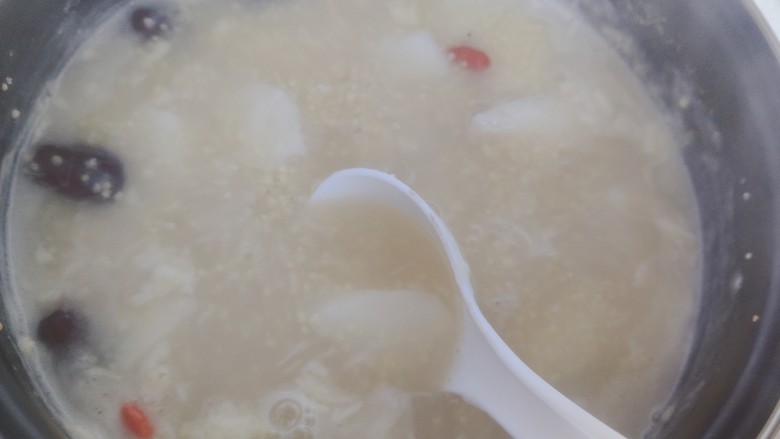小米山药粥,搅拌至冰糖融化,即可