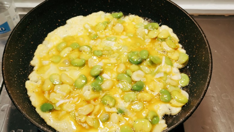 蚕豆炒鸡蛋,起油锅放入食用油,油热后放入蚕豆蛋液。