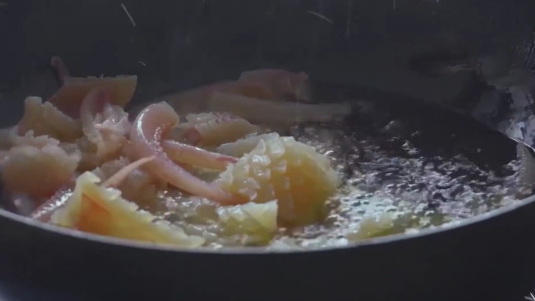 酱爆鱿鱼,步骤三:鱿鱼先入油锅过油