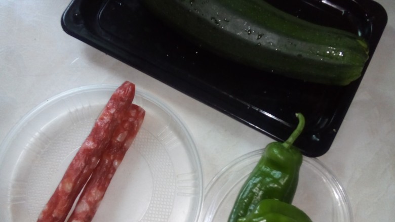西葫芦炒腊肠,准备食材。