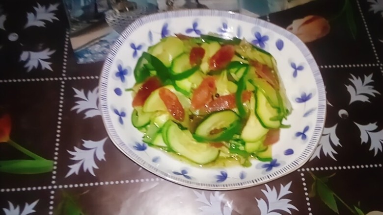 西葫芦炒腊肠,春色美食端上餐桌。