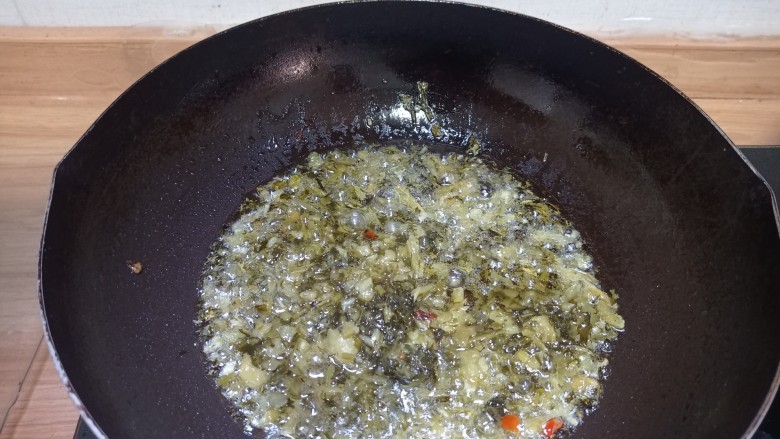蚕豆雪菜炒鸡蛋,锅内油不要倒,放入雪菜,炸出香味