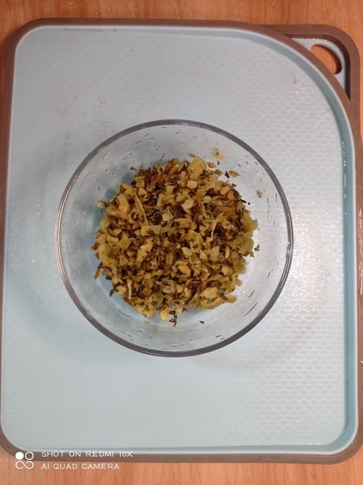蚕豆雪菜炒鸡蛋,准备150克<a style='color:red;display:inline-block;' href='/shicai/ 190'>雪菜</a>,放入碗中待用