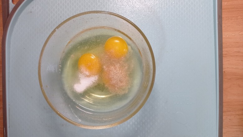 蚕豆雪菜炒鸡蛋,碗中打三个鸡蛋,加入食用盐<a style='color:red;display:inline-block;' href='/shicai/ 134296'>白胡椒粉</a>