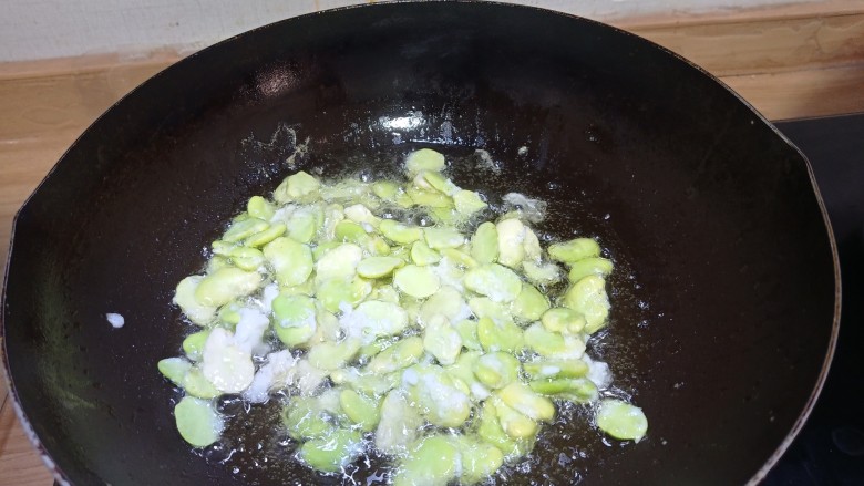 蚕豆雪菜炒鸡蛋,烧至三成热,倒入蚕豆