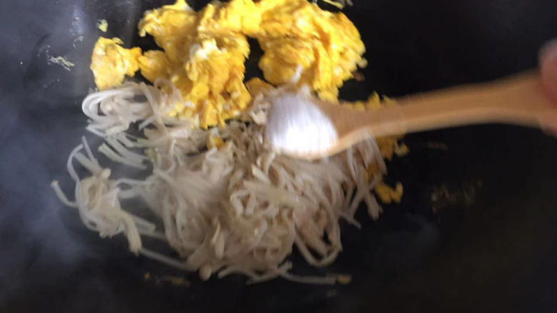 金针菇炒鸡蛋,加一点点盐(前面都加过盐)