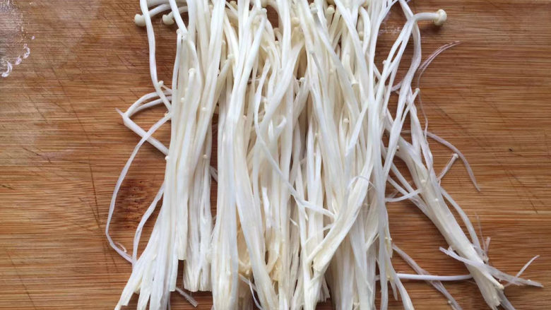 金针菇炒鸡蛋,去掉老根,撕成小根
