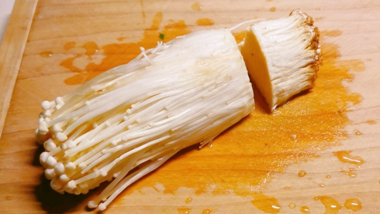 金针菇炒鸡蛋,<a style='color:red;display:inline-block;' href='/shicai/ 234'>金针菇</a>去掉根部。