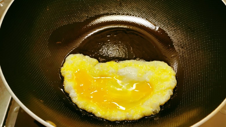 金针菇炒鸡蛋,起油锅放入食用油,油热后放入鸡蛋液。