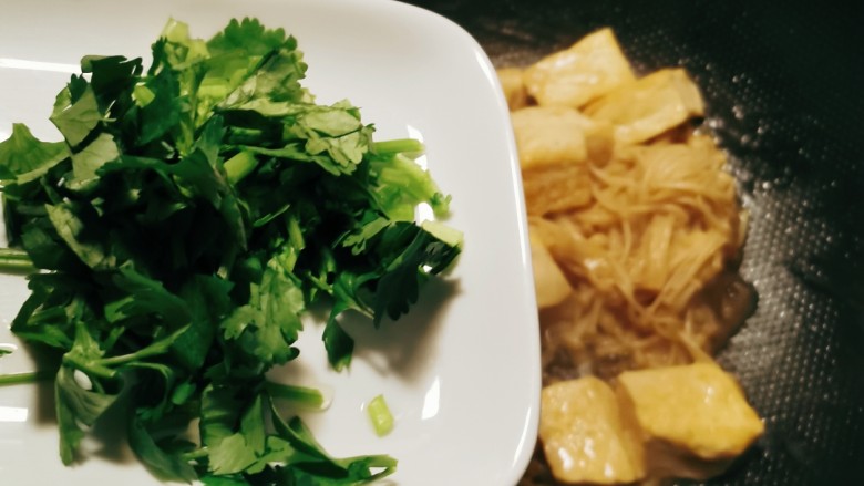 金针菇豆腐煲,放入香菜增香,关火出锅。