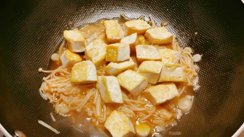 金针菇豆腐煲,放入煎好的豆腐块,加盖子焖。
