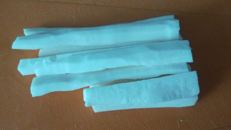 小米山药粥,洗干净切段。