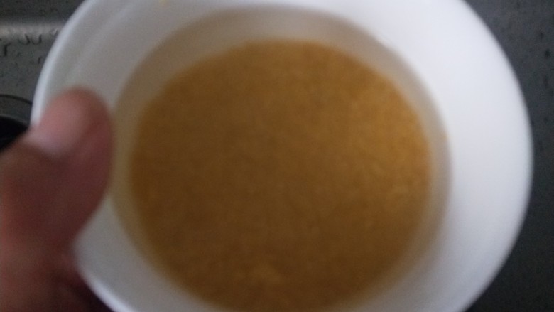小米山药粥,小米洗干净倒入锅中。
