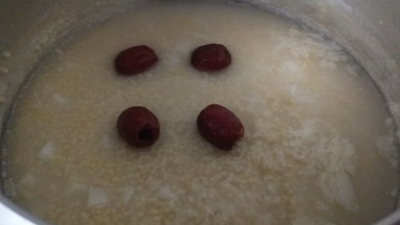 小米山药粥,放入红枣一起熬粘稠。