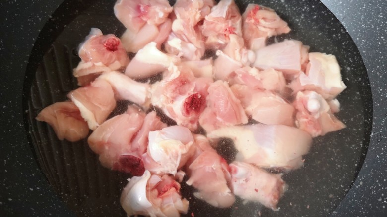 香菇炖鸡腿,凉水入锅,加入2勺<a style='color:red;display:inline-block;' href='/shicai/ 718'>料酒</a>焯水。