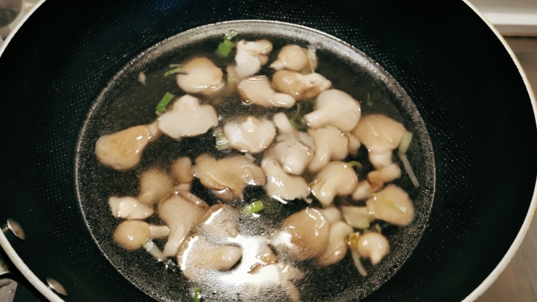 平菇鸡蛋汤,倒入适量自己量的清水,烧开。