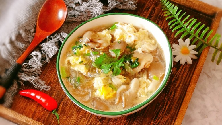 平菇鸡蛋汤,装盘,我喜欢的汤泡饭嗨起来。