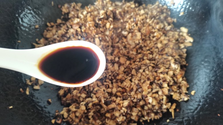 番薯黄夹,加入<a style='color:red;display:inline-block;' href='/shicai/ 788'>生抽</a>,盐,料酒炒匀铲出备用