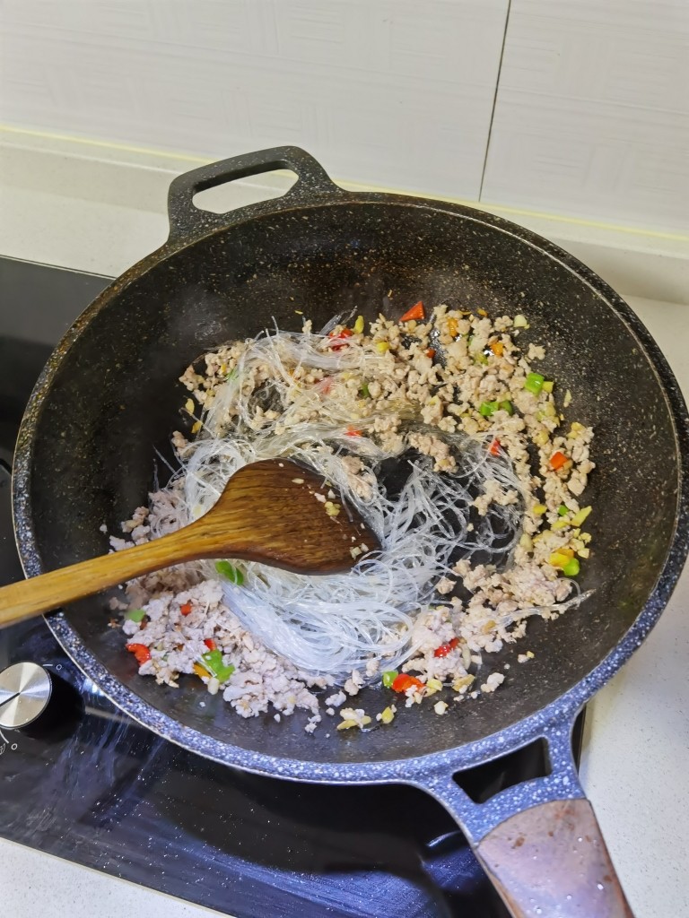 超下饭～简单家庭版蚂蚁上树,加入粉丝，翻炒均匀。