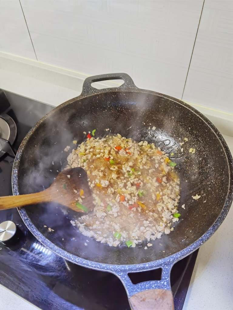 超下饭～简单家庭版蚂蚁上树,接着倒入少许的清水煮开。