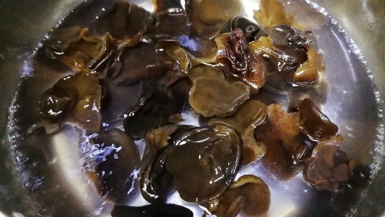 黄瓜炒木耳,清水洗干净,水开焯2分钟捞出。