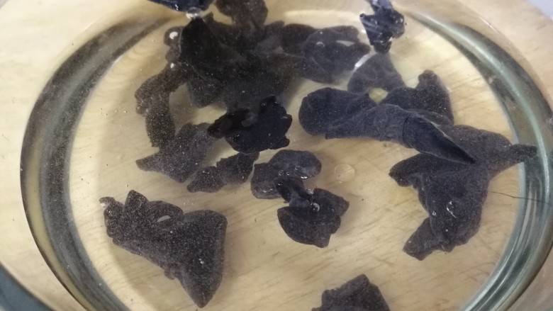 黄瓜炒木耳,加少许小苏打,放入木耳。