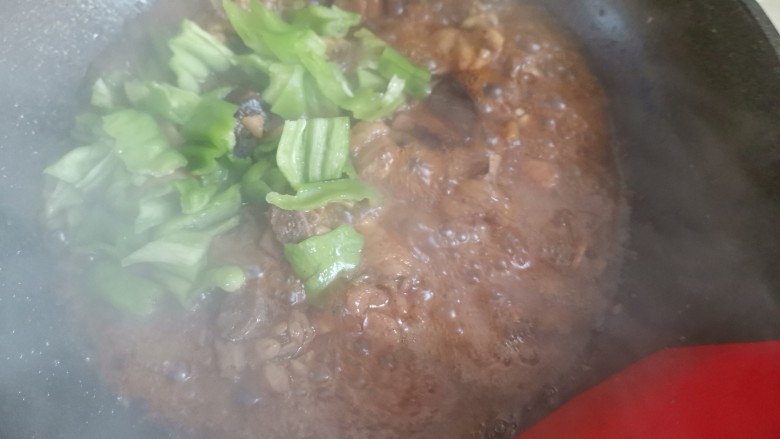 香菇炖鸡腿,下入青椒翻炒至断生