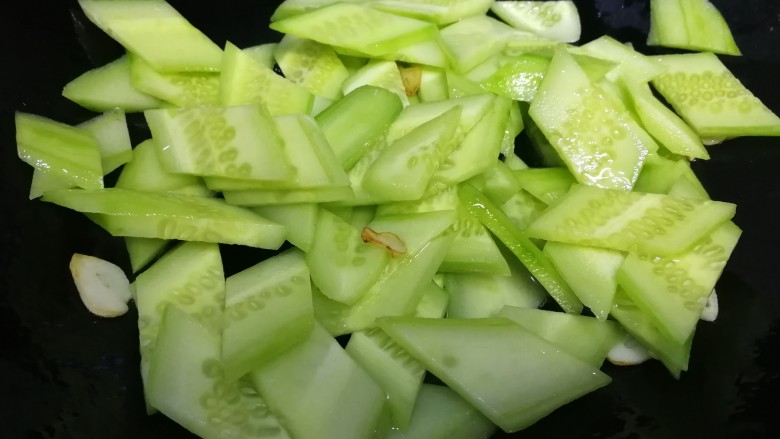 黄瓜炒木耳,放入黄瓜片,文火炒匀。