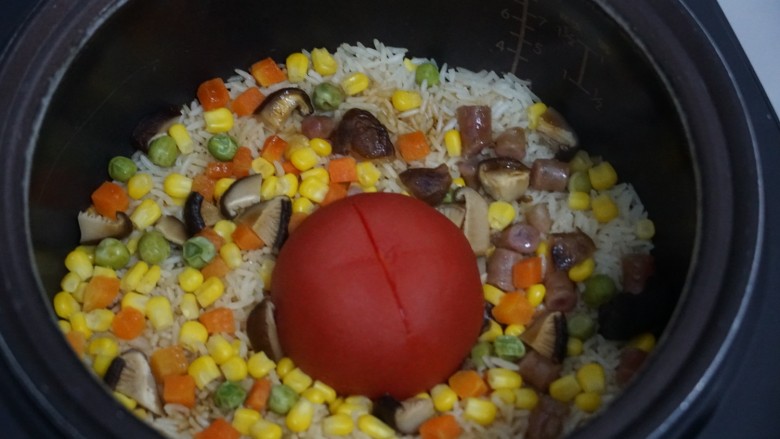 网红饭🍅~一个番茄饭,打开煮饭键即可 跳至保温键后焖20分钟再打开