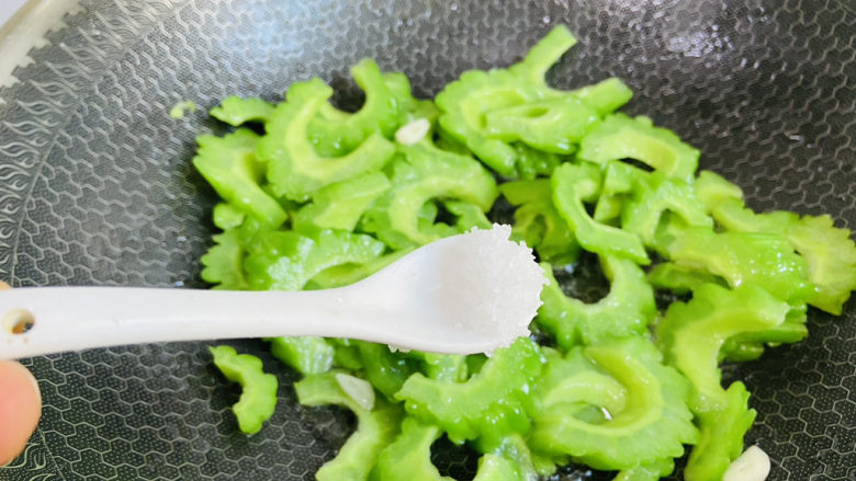 清炒苦瓜,根据个人口味加入适量盐,翻炒均匀