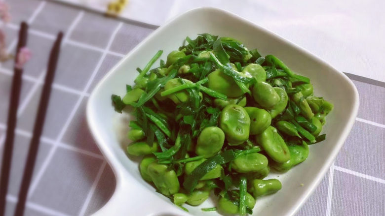 韭菜炒蚕豆,一道绿色菜~