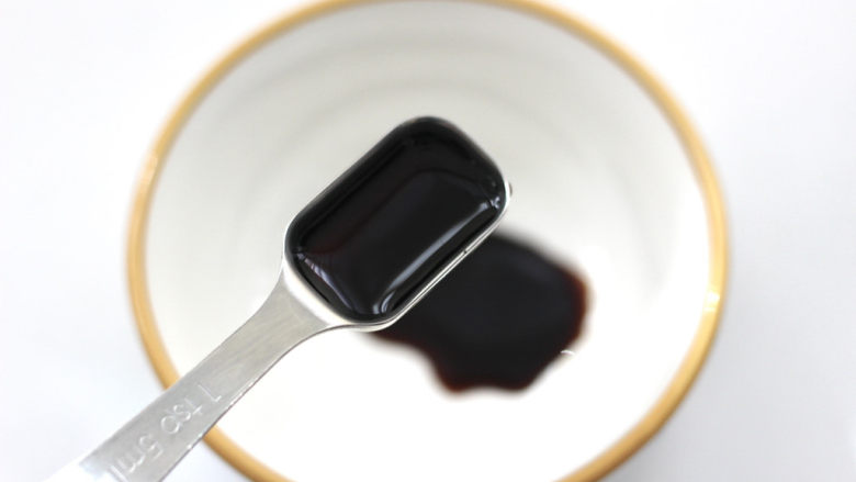 金针菇豆腐煲,现在先调调料汁,碗里加入<a style='color:red;display:inline-block;' href='/shicai/ 788'>生抽</a>。