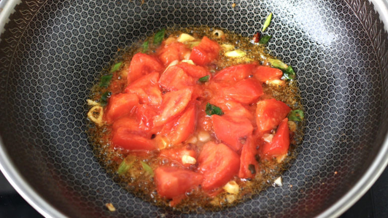 金针菇豆腐煲,加入<a style='color:red;display:inline-block;' href='/shicai/ 59'>番茄</a>块,大火快速翻炒至软烂。