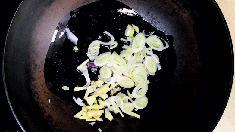 酱烧牛骨,所有食材准备好,起油锅,加油烧热,加入葱姜,煸炒出香味