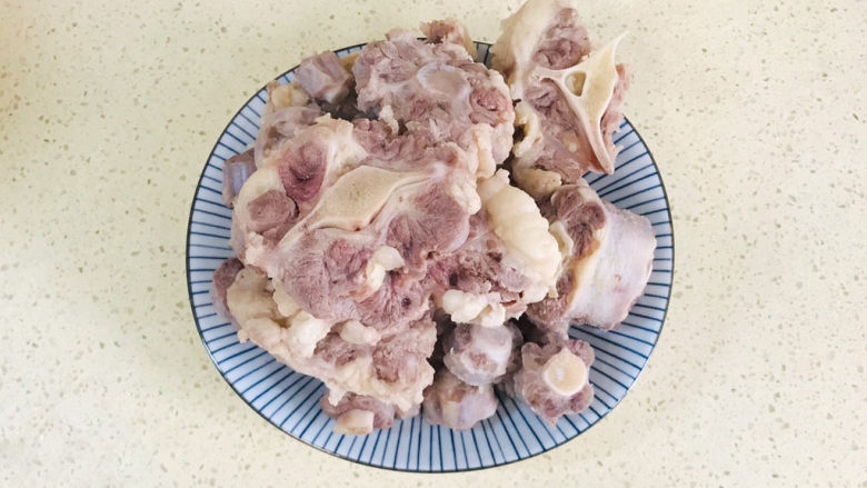 酱烧牛骨,冷却后,冲洗干净牛尾骨备用