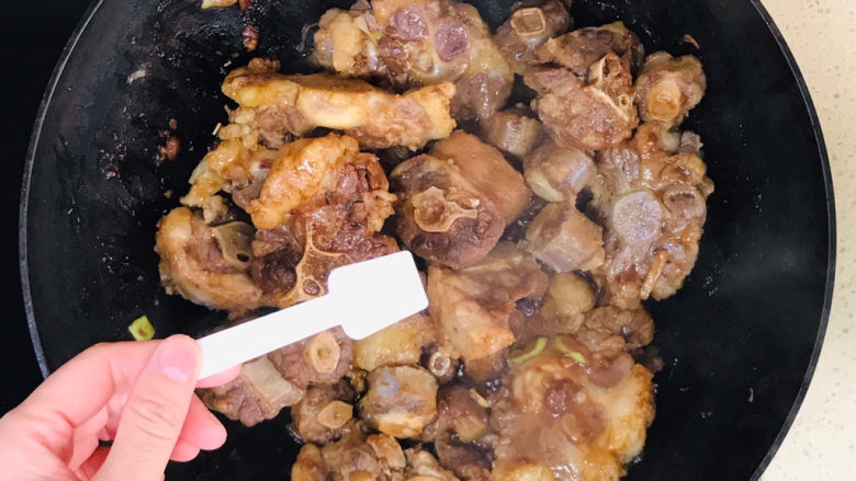 酱烧牛骨,撒入适量的盐,调整一下咸味