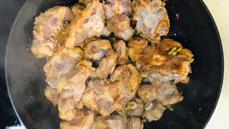 酱烧牛骨,翻炒均匀,炒至牛尾骨入味