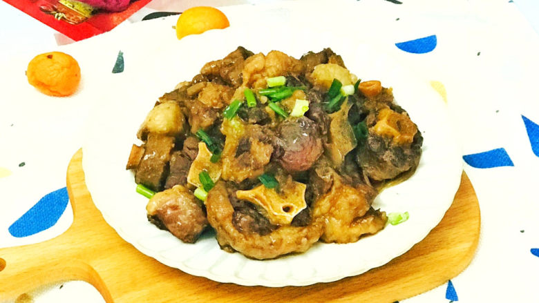 酱烧牛骨,装盘后,撒上葱花装饰