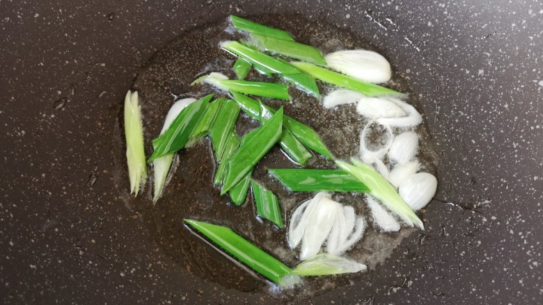 平菇鸡蛋汤,炒锅内倒适量的食用油烧热,下入葱段炒香。