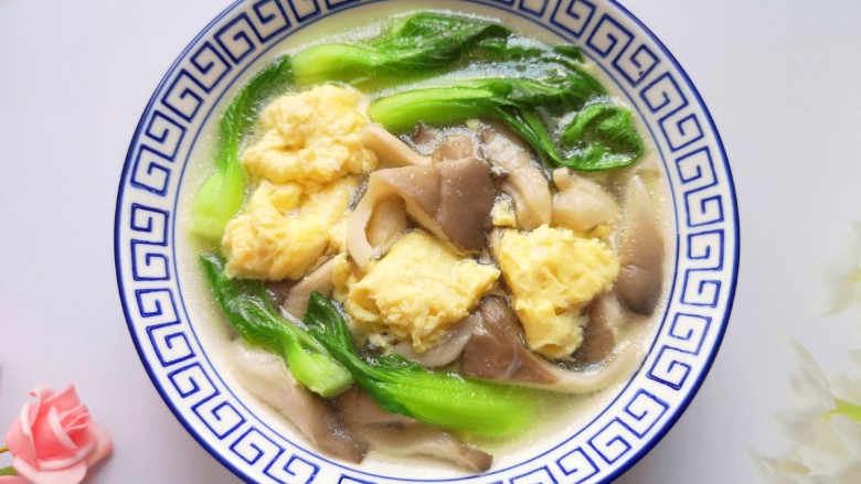 平菇鸡蛋汤,准备开饭啦!
